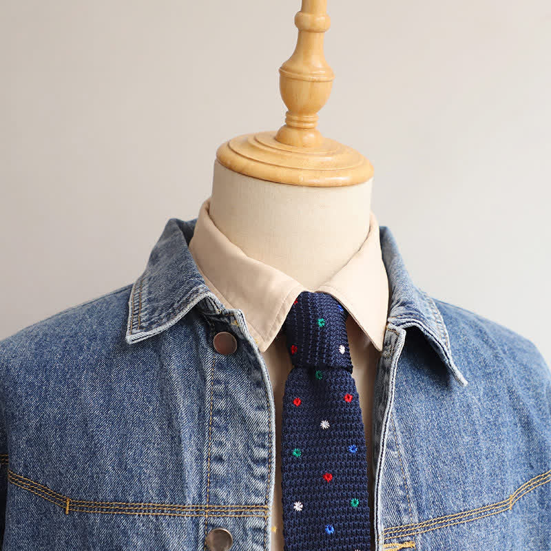 Schmale gestrickte Krawatte mit sich wiederholenden Motiven für Männer