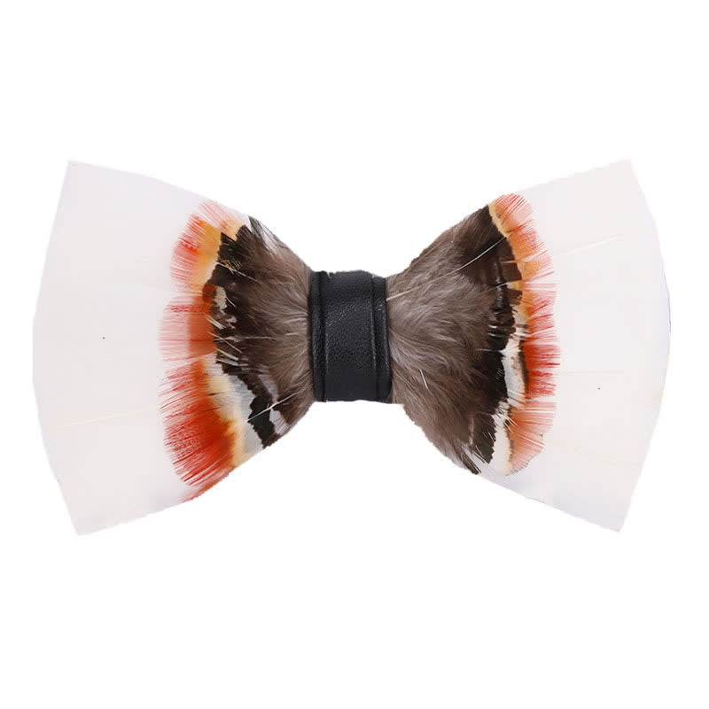 Elegante weiße Feder-Fliege mit Reversnadel