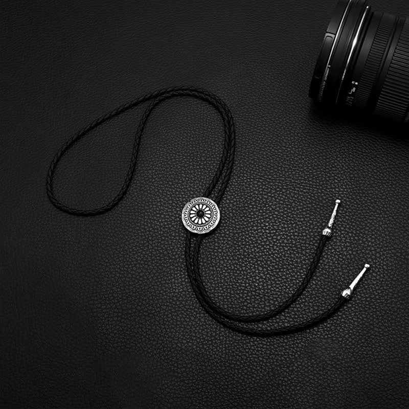 Bolotie mit rundem Mittelstück aus türkisem Stein