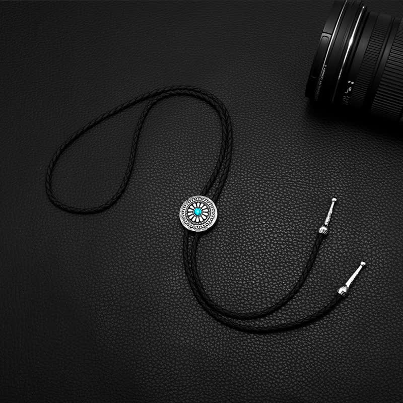 Bolotie mit rundem Mittelstück aus türkisem Stein