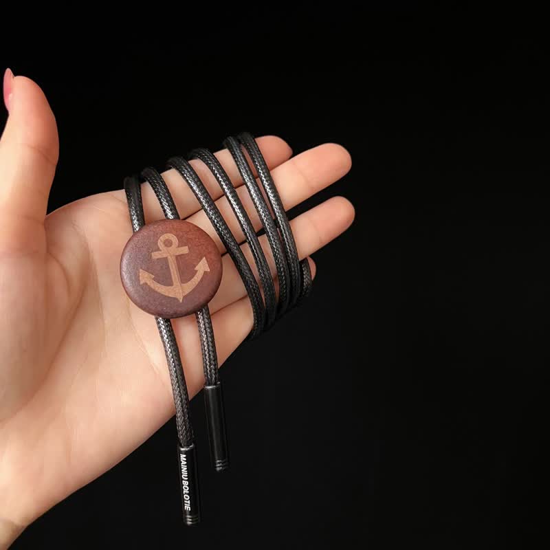Boots-Anker Holzanhänger Cowboy Bolo Tie