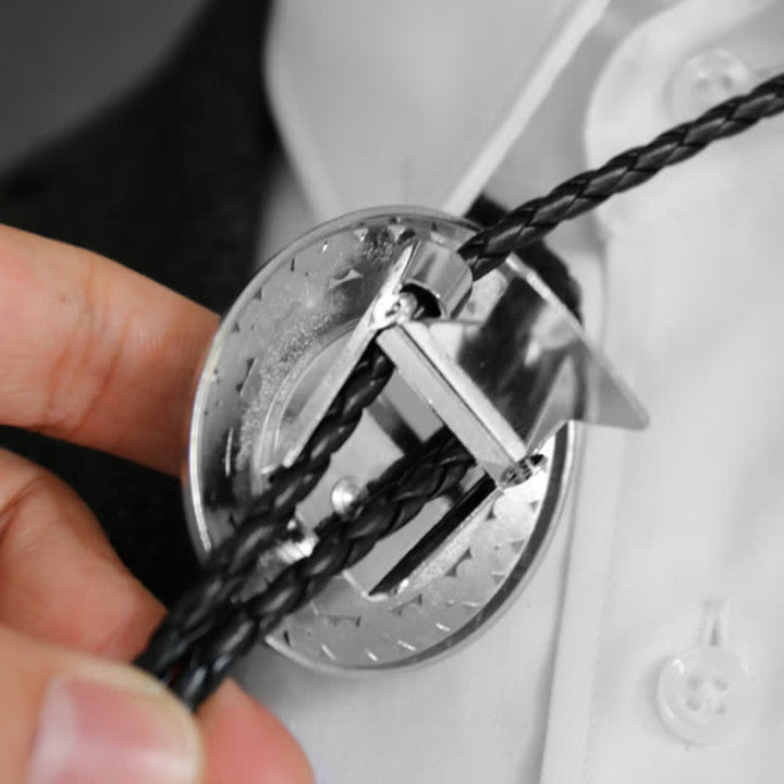 Bolo-Krawatte im Westernstil mit mittlerem Kristalleinsatz