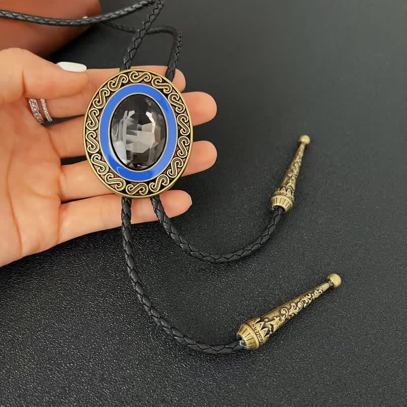 Bolo-Krawatte im Westernstil mit mittlerem Kristalleinsatz