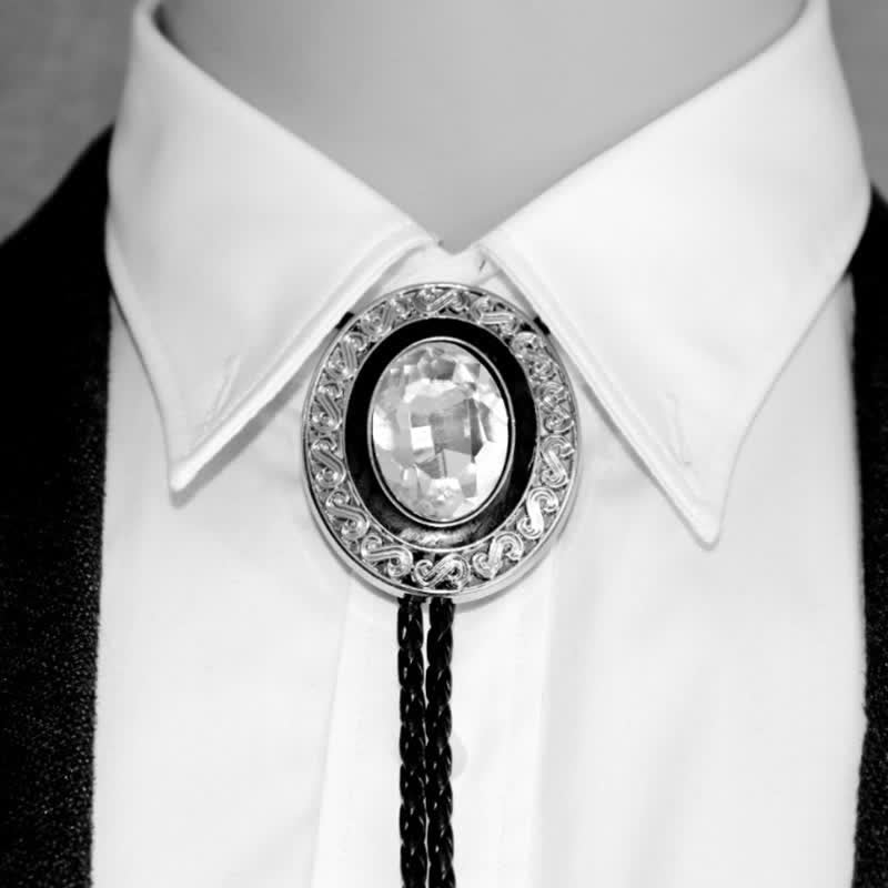 Bolo-Krawatte im Westernstil mit mittlerem Kristalleinsatz