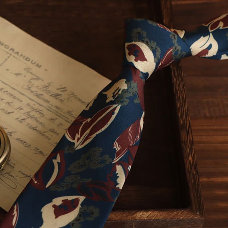 Beruhigende dunkelblaue und rote florale Krawatte für Herren