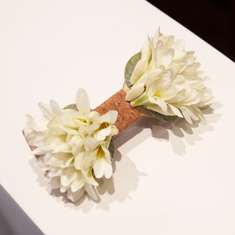 Herren Fliege aus reinweißer künstlicher Blume und Holz