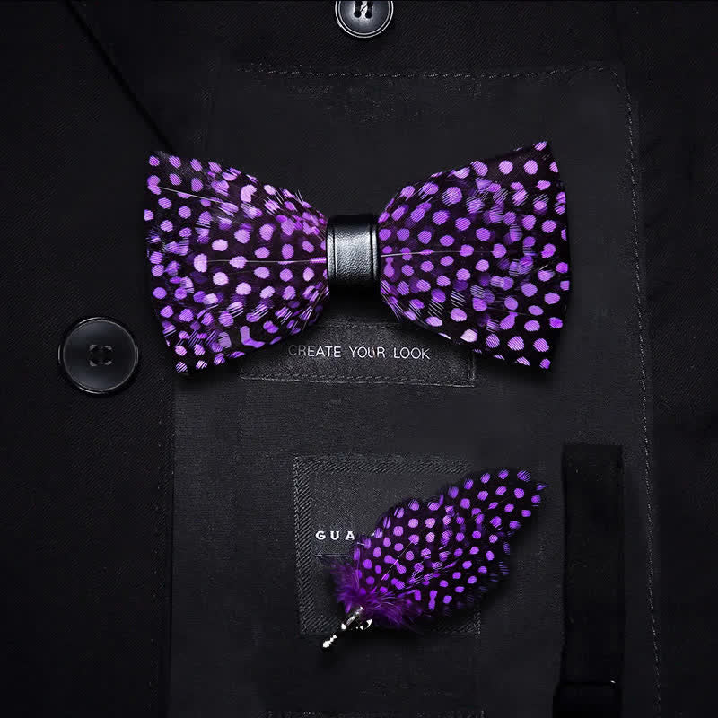 Dunkelviolette Federfliege mit weißen Polka Dots und Reversnadel