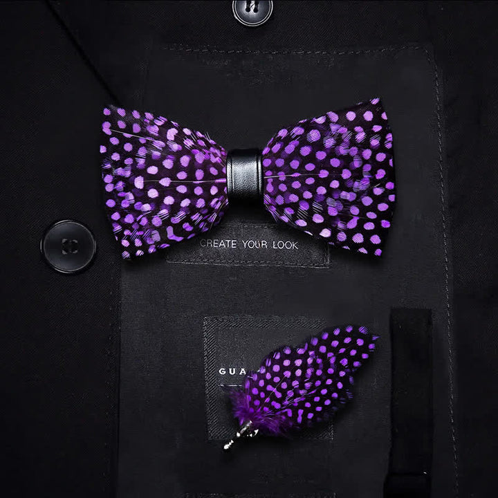 Dunkelviolette Federfliege mit weißen Polka Dots und Reversnadel