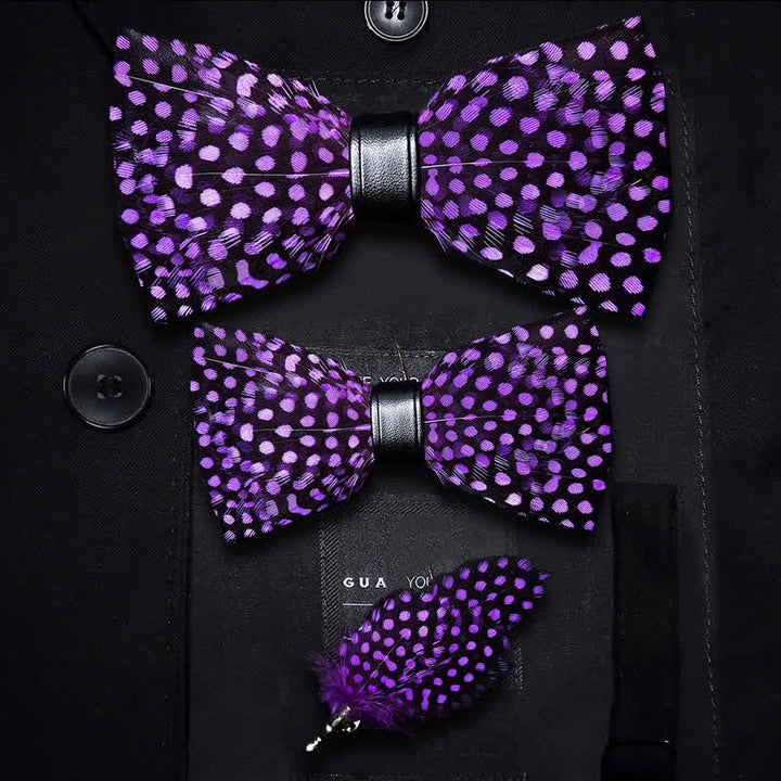 Dunkelviolette Federfliege mit weißen Polka Dots und Reversnadel