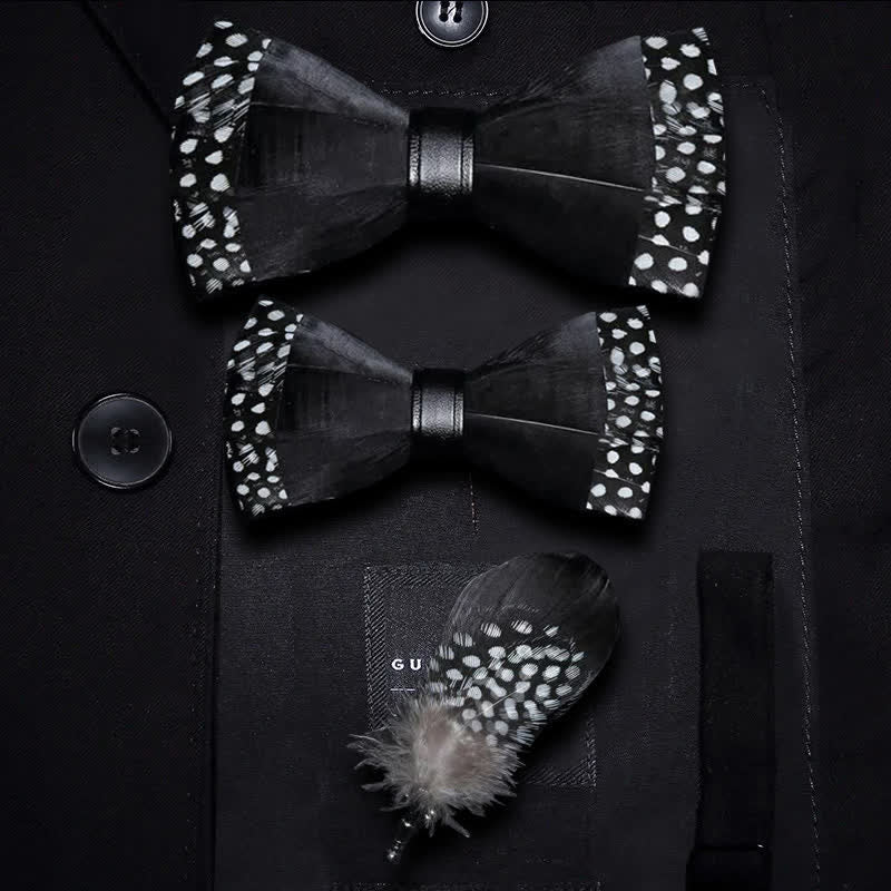 Schwarze Federfliege mit Polka-Dots und Reversnadel