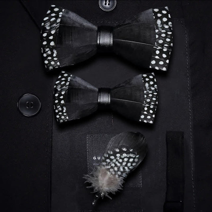 Schwarze Federfliege mit Polka-Dots und Reversnadel