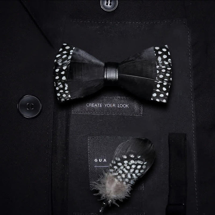Schwarze Federfliege mit Polka-Dots und Reversnadel