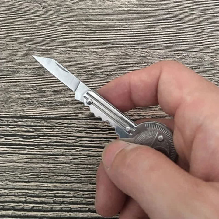 Kompaktes Mini-Klappmesser in Schlüsselform als Schlüsselanhänger