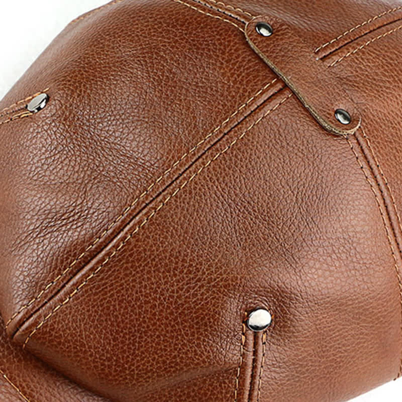 Schicke Baskenmütze aus Leder mit Nieten im Künstler-Maler-Look