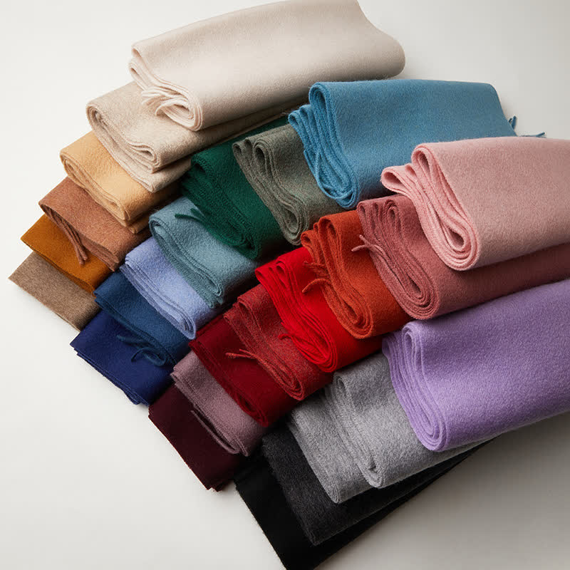 Schlichter, einheitlicher Unisex-Schal aus reiner Wolle mit Fransen