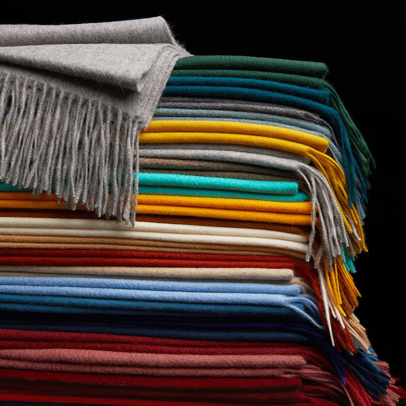 Schlichter, einheitlicher Unisex-Schal aus reiner Wolle mit Fransen