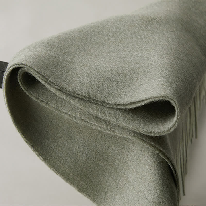 Schlichter, einheitlicher Unisex-Schal aus reiner Wolle mit Fransen