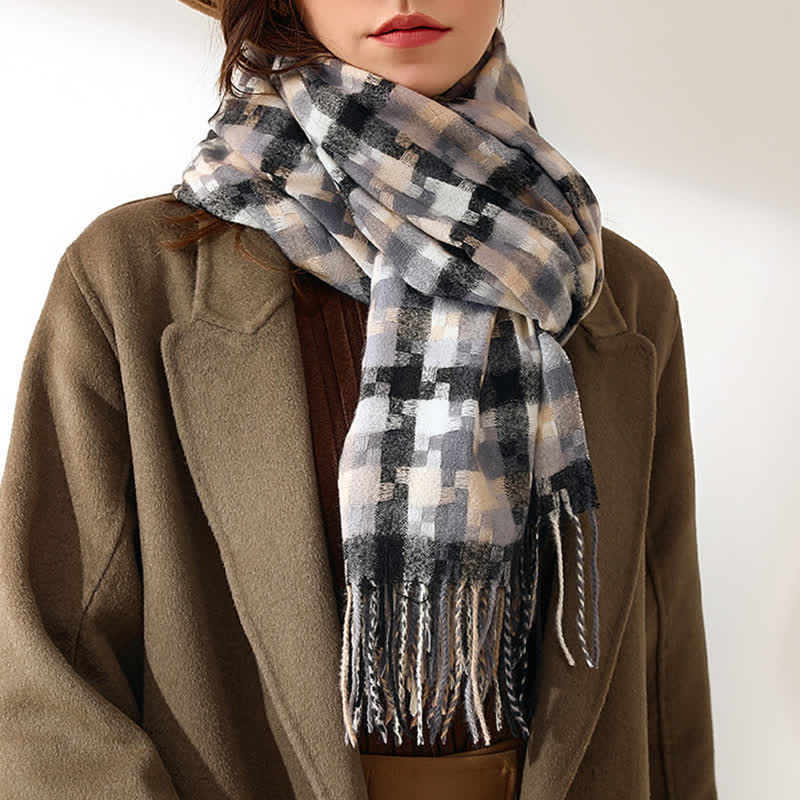 Mehrfarbiger weicher Unisex-Schal mit Fransen in Puzzleform