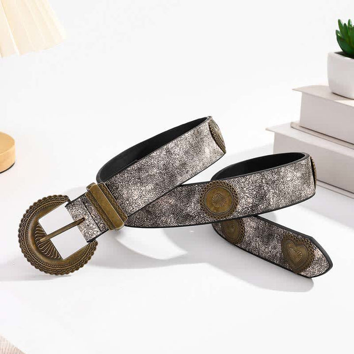 Ledergürtel mit Blumenmuster und eingelegten Nieten in runder Form und Herzform