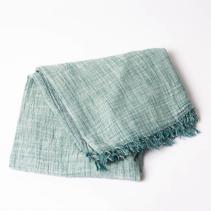 Dreifarbiger, farblich passender Faltenschal für den Sommer