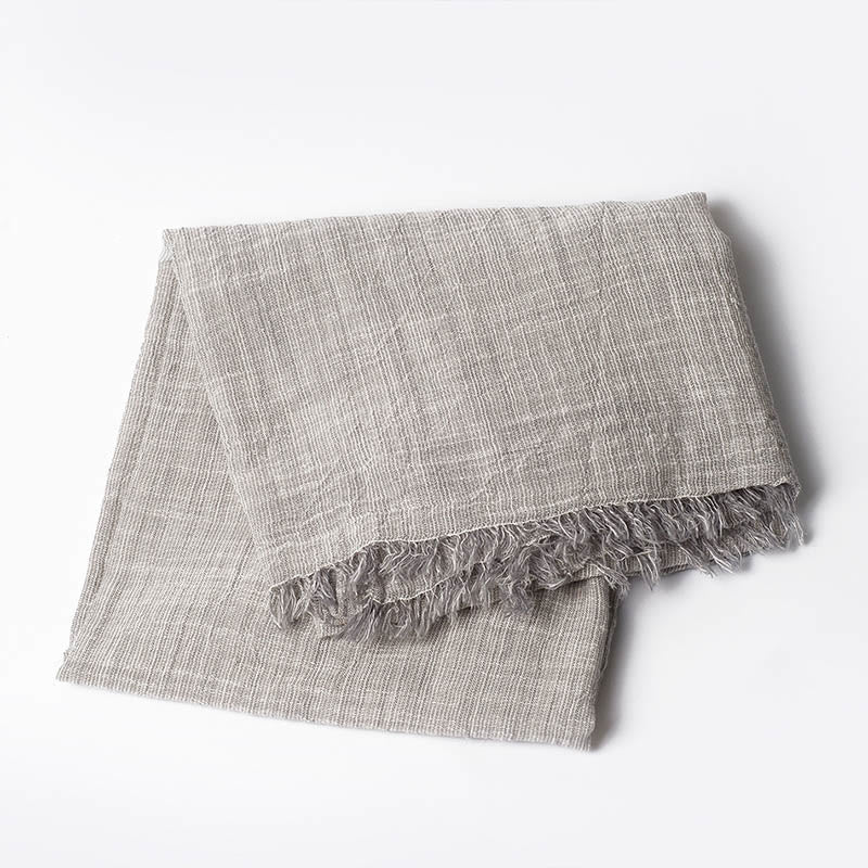 Dreifarbiger, farblich passender Faltenschal für den Sommer