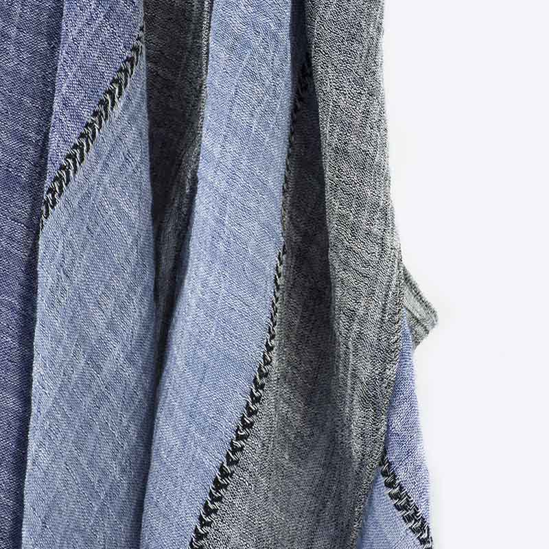 Dreifarbiger, farblich passender Faltenschal für den Sommer