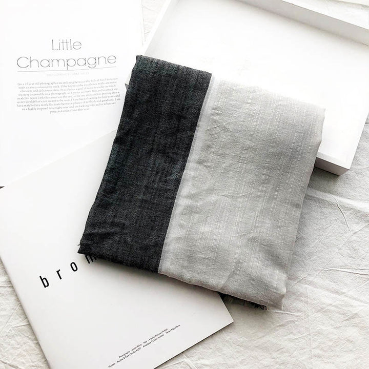 Dreifarbiger, farblich passender Faltenschal für den Sommer