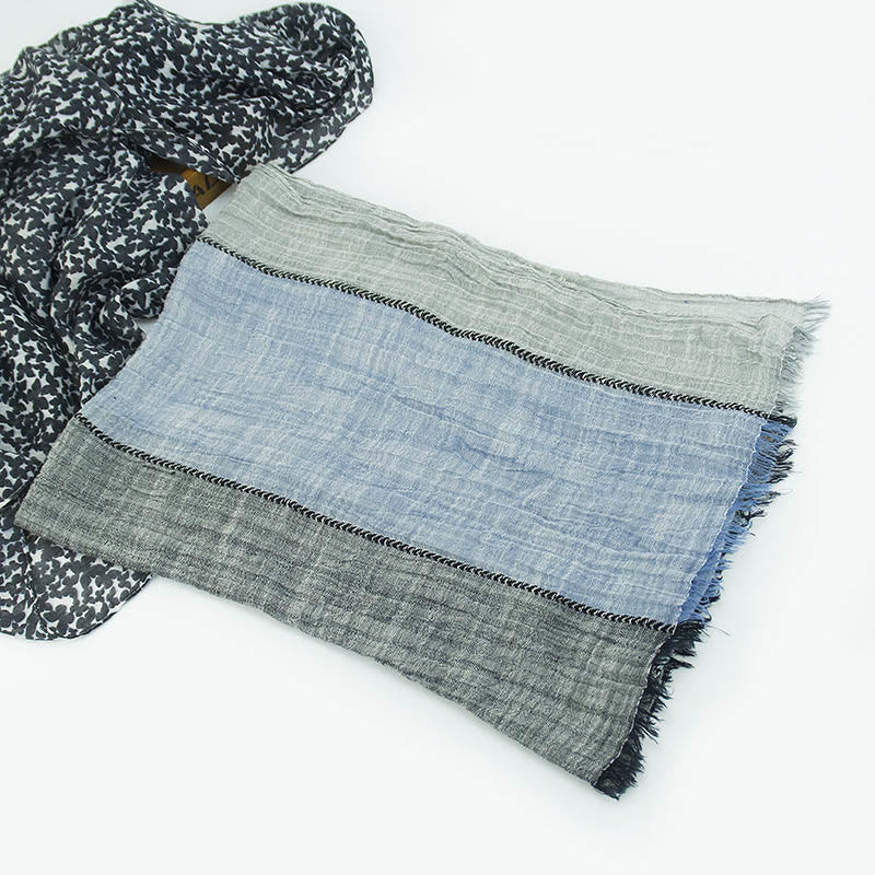 Dreifarbiger, farblich passender Faltenschal für den Sommer