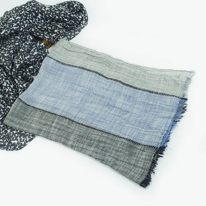 Dreifarbiger, farblich passender Faltenschal für den Sommer