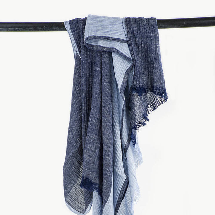 Dreifarbiger, farblich passender Faltenschal für den Sommer