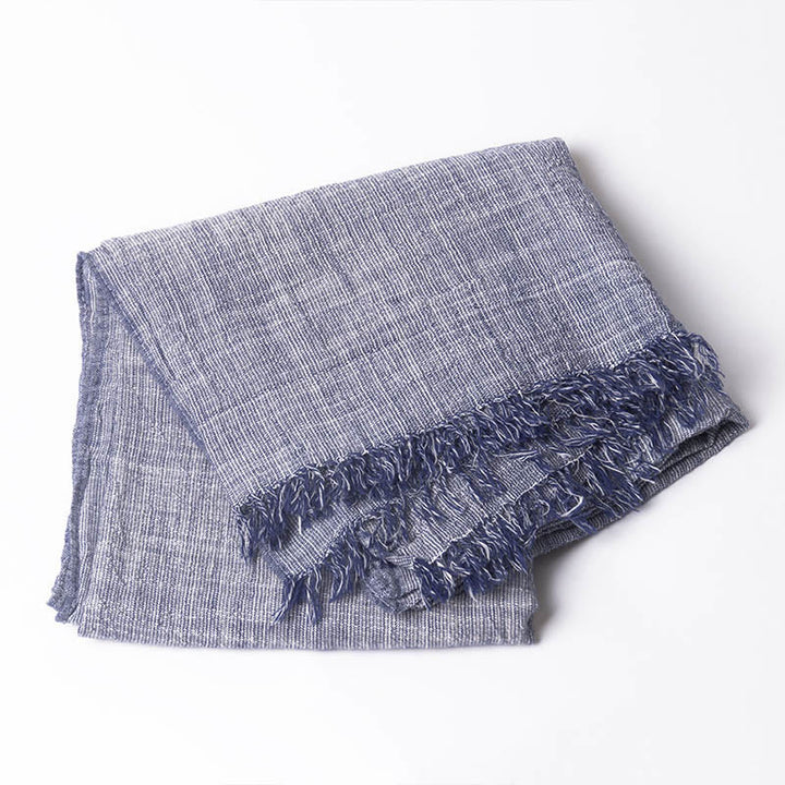 Dreifarbiger, farblich passender Faltenschal für den Sommer