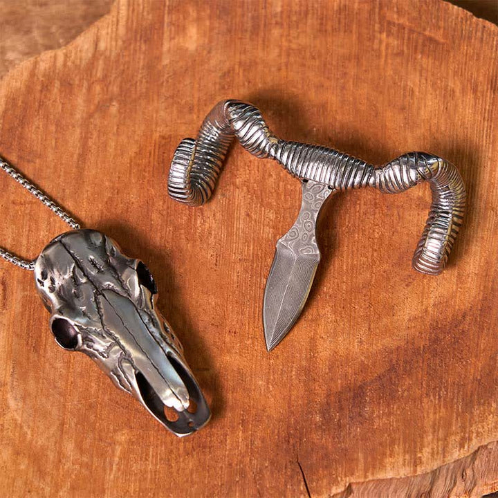 Gürtelschnalle mit Messeranhänger aus Edelstahl mit silbernem Totenkopf-Schaf D2 (Vorverkauf)