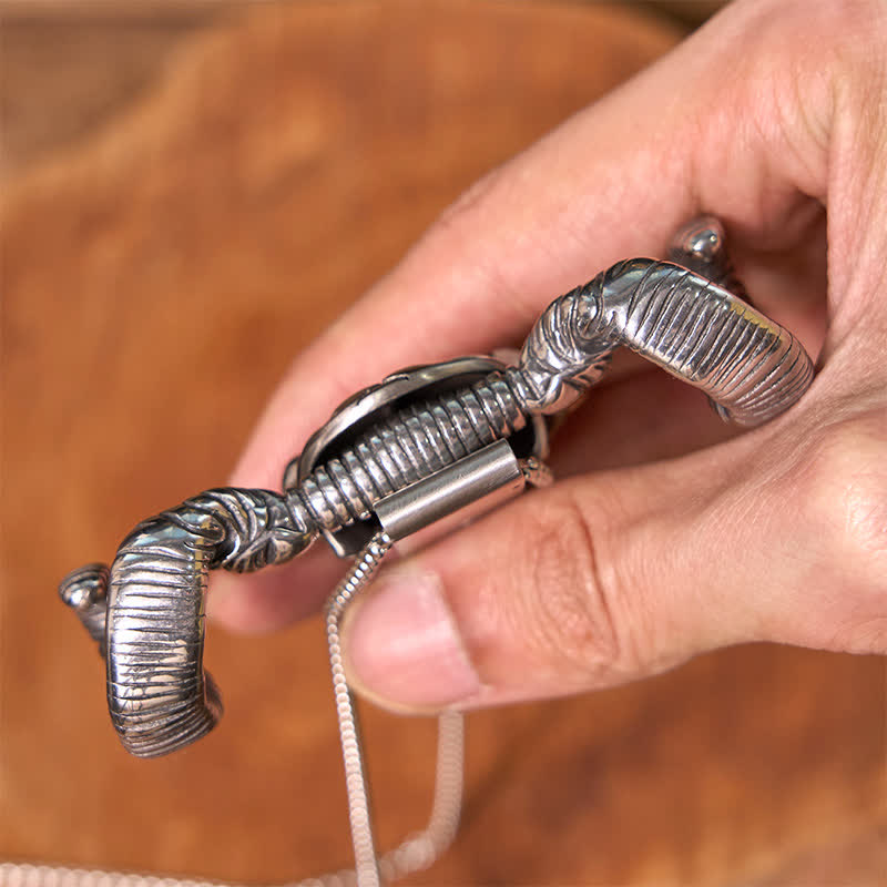 Gürtelschnalle mit Messeranhänger aus Edelstahl mit silbernem Totenkopf-Schaf D2 (Vorverkauf)