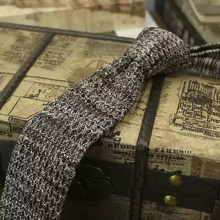 Bunte, dunkle Strickkrawatte für Herren
