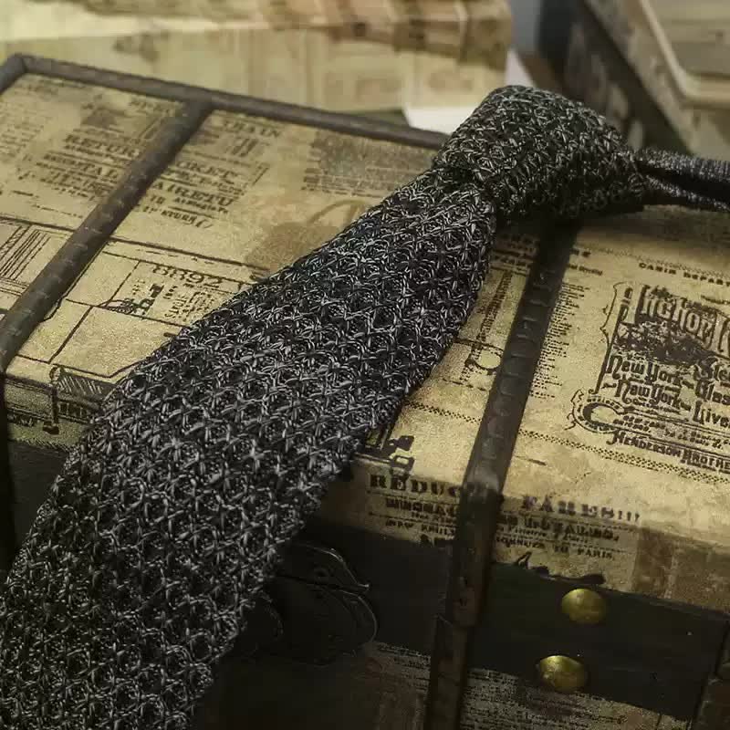 Bunte, dunkle Strickkrawatte für Herren
