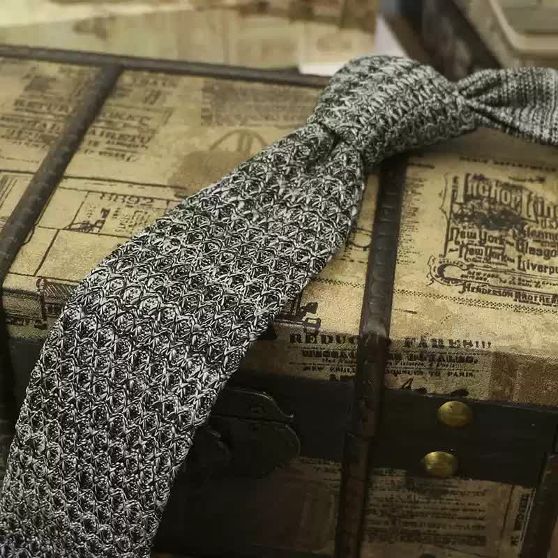 Bunte, dunkle Strickkrawatte für Herren