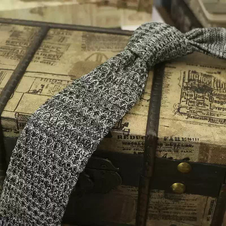 Bunte, dunkle Strickkrawatte für Herren