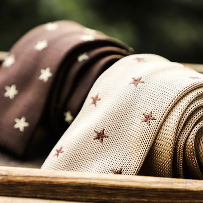 Strickkrawatte für Herren mit Sternenmuster in Latte-Cappuccino