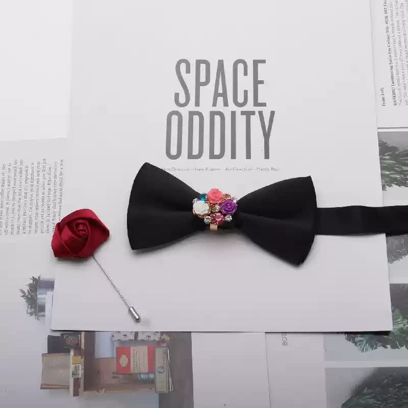 2-teiliges Herren-Fliege-Set mit goldenen Metallperlen und Blumendekor, rote Corsage