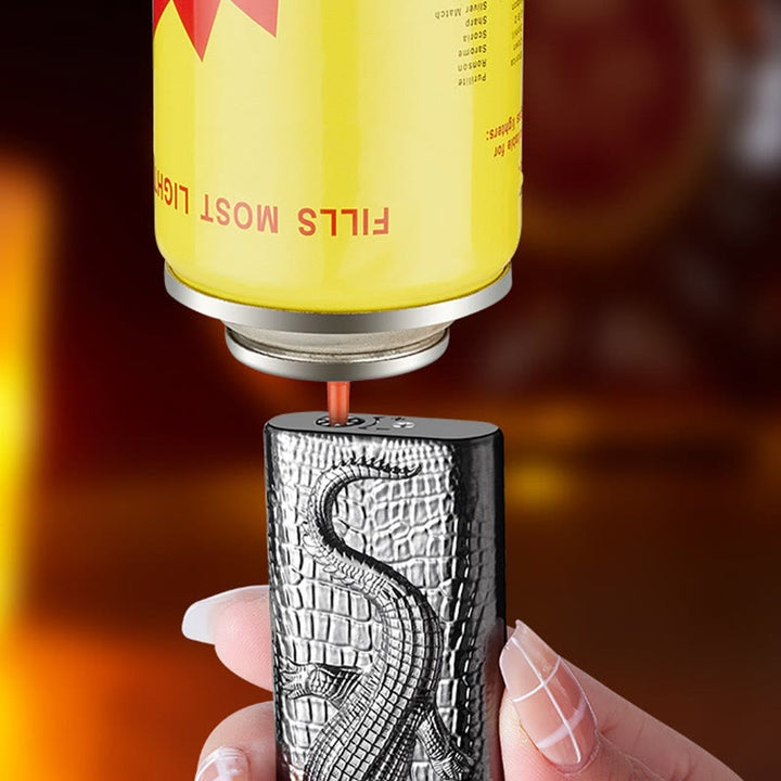 Nachfüllbares Butanfeuerzeug mit Doppelflamme und geprägtem Wildkrokodil