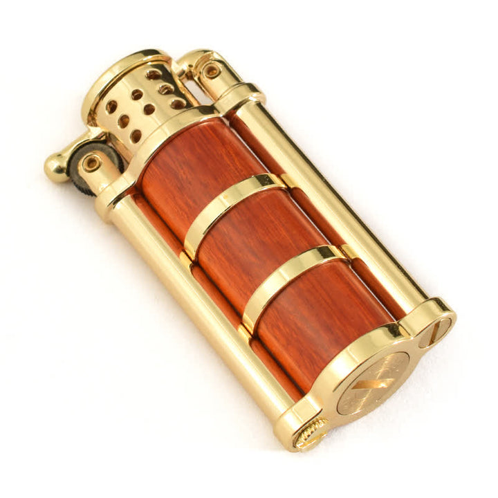 Nachfüllbares Petroleumfeuerzeug im antiken Stil mit Holzschale