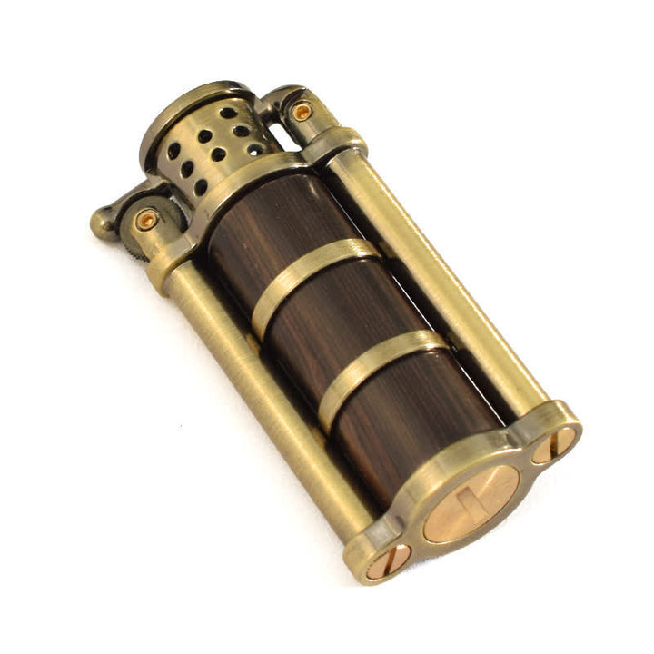 Nachfüllbares Petroleumfeuerzeug im antiken Stil mit Holzschale