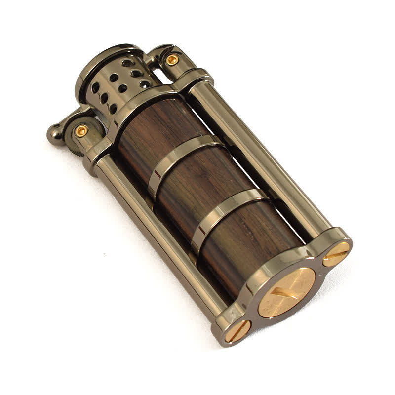 Nachfüllbares Petroleumfeuerzeug im antiken Stil mit Holzschale