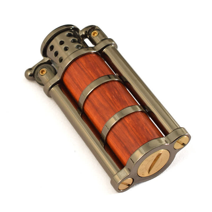 Nachfüllbares Petroleumfeuerzeug im antiken Stil mit Holzschale