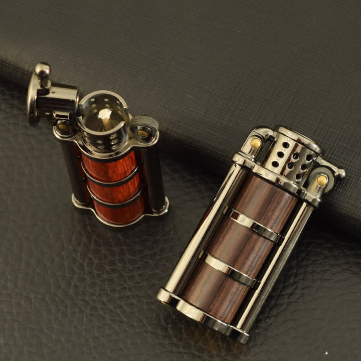 Nachfüllbares Petroleumfeuerzeug im antiken Stil mit Holzschale