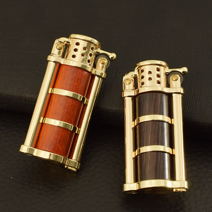 Nachfüllbares Petroleumfeuerzeug im antiken Stil mit Holzschale