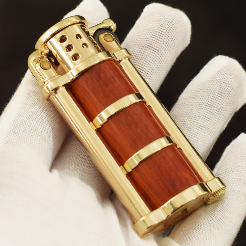 Nachfüllbares Petroleumfeuerzeug im antiken Stil mit Holzschale