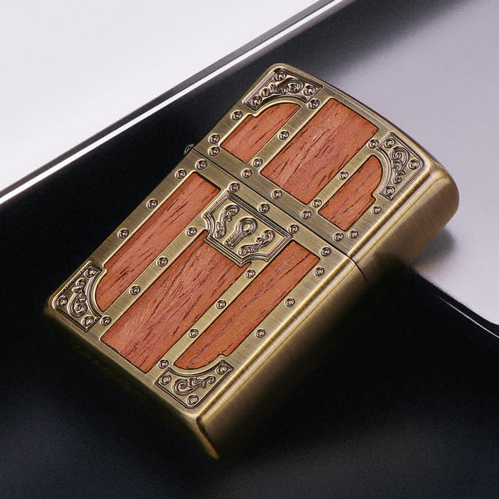 Braunes Holz Antike Tür Messing Radierung Nachfüllbares Kerosinfeuerzeug