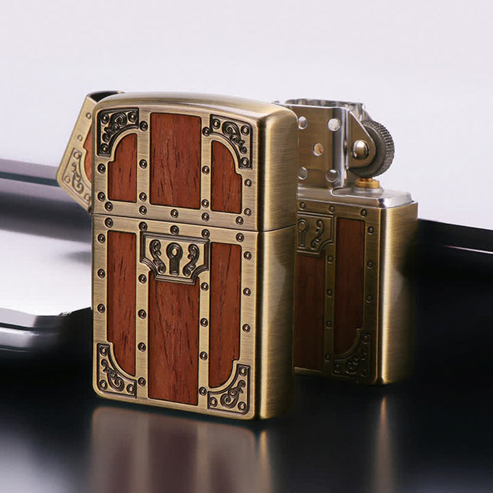 Braunes Holz Antike Tür Messing Radierung Nachfüllbares Kerosinfeuerzeug