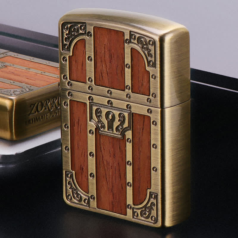 Braunes Holz Antike Tür Messing Radierung Nachfüllbares Kerosinfeuerzeug